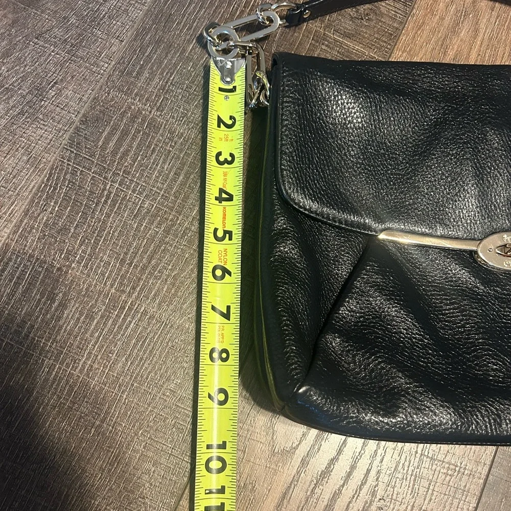 Coach black leather shoulder bag with gold accents - Picture 4 of 11